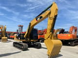 Escavatore cingolato Caterpillar 320D2 del 2022, vista anteriore tre quarti