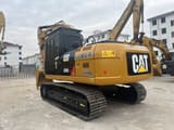 2022 Caterpillar 320D2L paletli ekskavatör, arka üç çeyrek görünüm