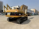 2020 Caterpillar 320CL excavator pe senile, vedere spate trei sferturi