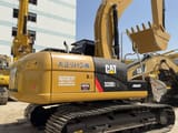 Escavadora de rastos Caterpillar 320D2L, vista traseira a três quartos