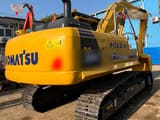 2020 Komatsu PC200-8 paletli ekskavatör, arka çapraz görünüm
