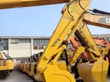 Dettaglio braccio e benna di escavatore cingolato Komatsu PC200-8 del 2012