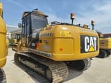 Vue arrière trois-quarts d'une excavatrice sur chenilles Caterpillar 320D de 2021