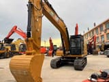 Escavadora de rastos Caterpillar 320CL de 2024, vista frontal a três quartos