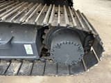 Détail du train de chenilles d'une pelle sur chenilles Komatsu PC200-8 de 2022