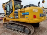 Escavatore cingolato Komatsu PC200-8 del 2023, vista posteriore tre quarti