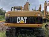 Caterpillar 320CL paletli ekskavatör, arkadan görünüm