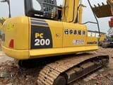 Komatsu PC200-8N1 Raupenbagger, Seitenansicht