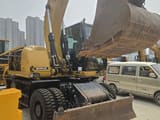 Escavadora de rodas Caterpillar M320D2 de 2017, vista dianteira a três quartos