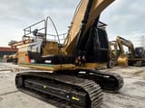 2018 Caterpillar 320D2 L Raupenbagger, Ansicht von hinten dreiviertel