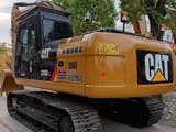 Гусеничный экскаватор 2024 Caterpillar 320D2L, вид сзади под углом