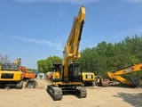 Экскаватор 2023 Caterpillar 320D2, вид спереди с поднятой стрелой