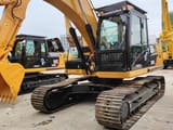 Excavator pe șenile Caterpillar 320D, 2015, vedere frontală trei sferturi