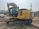 Escavatore cingolato Caterpillar 320D2 del 2017, vista posteriore a tre quarti