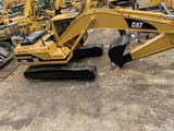 Escavadora de rastos Caterpillar 320B de 2018, vista lateral de ângulo alto
