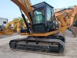 Pelle sur chenilles Caterpillar 320D2 2024, vue avant trois-quarts