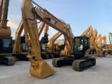 Escavatore cingolato Caterpillar 320CL del 2020, vista anteriore tre quarti