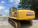 2016 Komatsu PC220-8 Raupenbagger, Ansicht von hinten dreiviertel