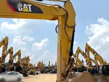 Dettaglio braccio e benna di escavatore cingolato Caterpillar 320D2 del 2017