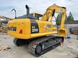 2022 Komatsu PC200-8 Raupenbagger, Ansicht von hinten-dreiviertel