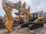 Escavatore cingolato Caterpillar 320CL del 2015, vista anteriore tre quarti