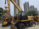 Escavadora de rodas Caterpillar M320D2 de 2017, vista dianteira a três quartos