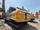 Caterpillar 320D2 rupsgraafmachine uit 2016, achteraanzicht driekwart