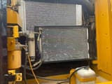 Vue compartiment moteur pelle sur chenilles Caterpillar 320D 2025