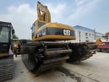 Pelle amphibie Caterpillar 320CL 2022, vue arrière trois-quarts