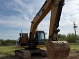 Pelle sur chenilles Caterpillar 320D2 de 2017, vue avant trois-quarts