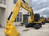 Excavatrice sur chenilles Komatsu PC220-8 (2024), vue avant trois-quarts