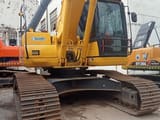 Escavatore cingolato Komatsu PC220-8 del 2020, vista anteriore tre quarti