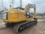 Caterpillar 320D2L paletli ekskavatör, arkadan üç çeyrek görünüm