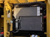 Vue du compartiment moteur d'une pelle sur chenilles Caterpillar 320D2 de 2022