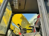Vue intérieure de la cabine d’une pelle sur chenilles Komatsu PC200-8 de 2018