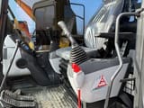 Vue intérieure cabine pelle sur chenilles Komatsu PC220-8 2023