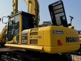 2024 Komatsu PC220-8 Raupenbagger, Ansicht von hinten dreiviertel