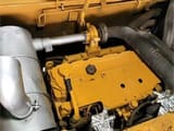 Widok komory silnika koparki gąsienicowej Caterpillar 320D z 2024 roku