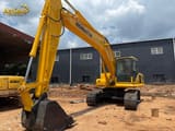 Komatsu PC220-8 paletli ekskavatör, önden üç çeyrek görünüm