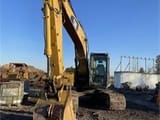 Pelle sur chenilles Caterpillar 320D 2022, vue avant trois-quarts