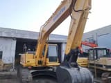 Gąsienicowa koparka Komatsu PC220-8 z 2018 roku, widok z przodu z trzech czwartych