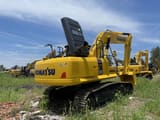 Escavatore cingolato Komatsu PC220-8 del 2023, vista posteriore tre quarti