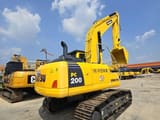 Escavadora de rastos Komatsu PC200-8 de 2023, vista traseira a três quartos