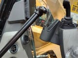 Vista interna cabina escavatore cingolato Caterpillar 320D2 del 2024