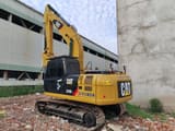 Caterpillar 320D2L rupsgraafmachine 2022, achteraanzicht driekwart