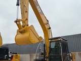 2025 Caterpillar 320D Raupenbagger, Frontansicht von schräg vorne