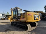 Escavatore cingolato Caterpillar 320D2L del 2026, vista posteriore a tre quarti