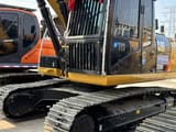 Pelle sur chenilles Caterpillar 320D 2023, vue avant trois-quarts