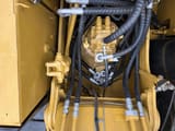Detal pompy hydraulicznej koparki gąsienicowej 2016 Caterpillar 320D