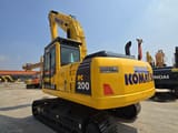 2024 Komatsu PC200-8 Raupenbagger, Ansicht von hinten-dreiviertel